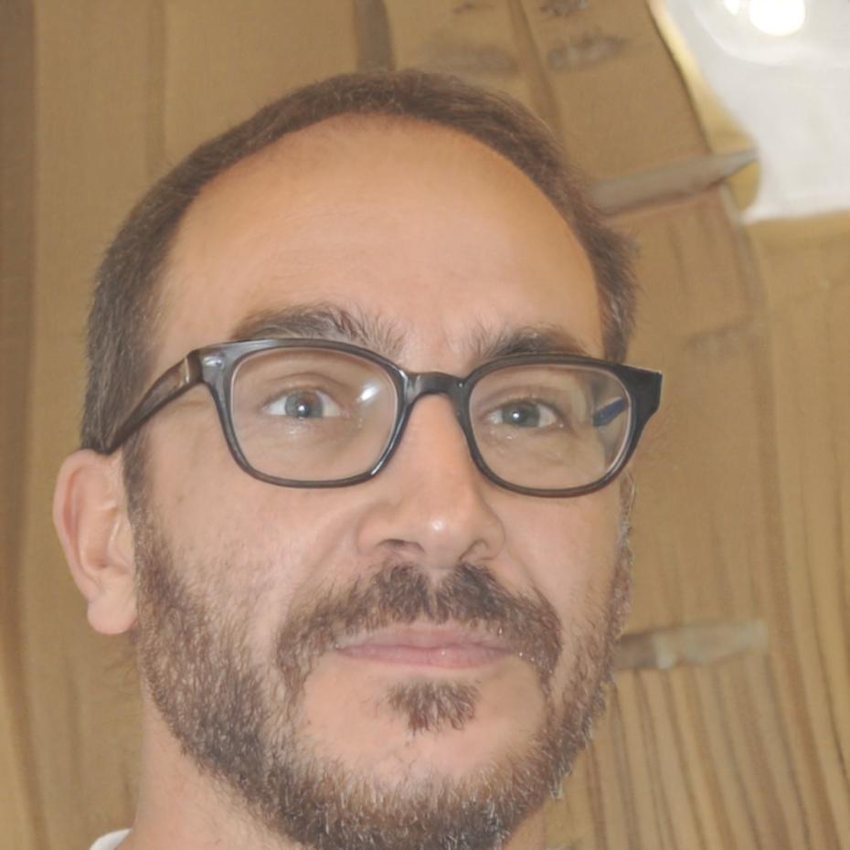 Retrato profesional de miembro del equipo de investigación